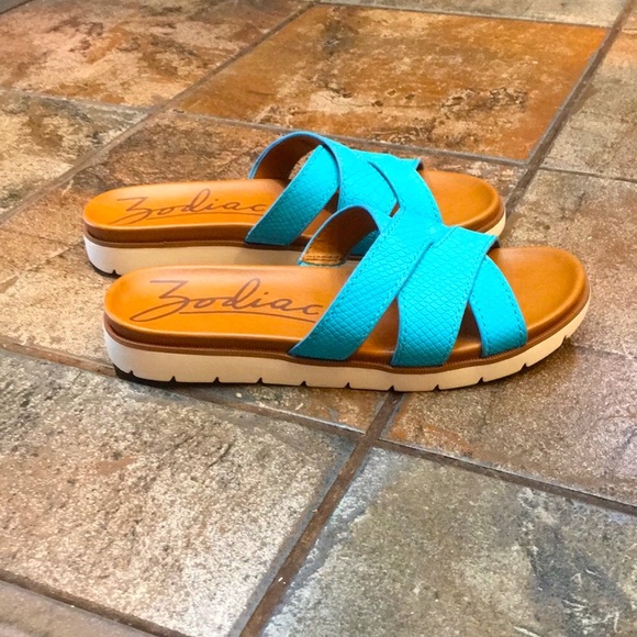 New In Box Zodiac Naila leather slide sandals, Azuew, size 7 - Picture 5 of 5